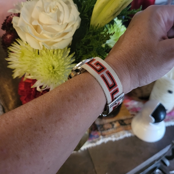 SALE! GUCCI LUXURY STAINLESS STEEL SIGNATURE G WATCH ⌚️ - Picture 7 of 12